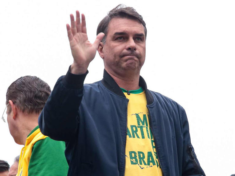 Flávio Bolsonaro pode se declarar presidente? Veja o que prevê a lei